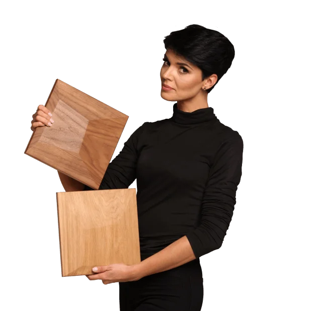 Một người phụ nữ giới thiệu hai tấm ốp gỗ sồi 3D hình vuông (họa tiết Square và Pillow), thể hiện sự khác biệt về kỹ thuật phay và vân gỗ.