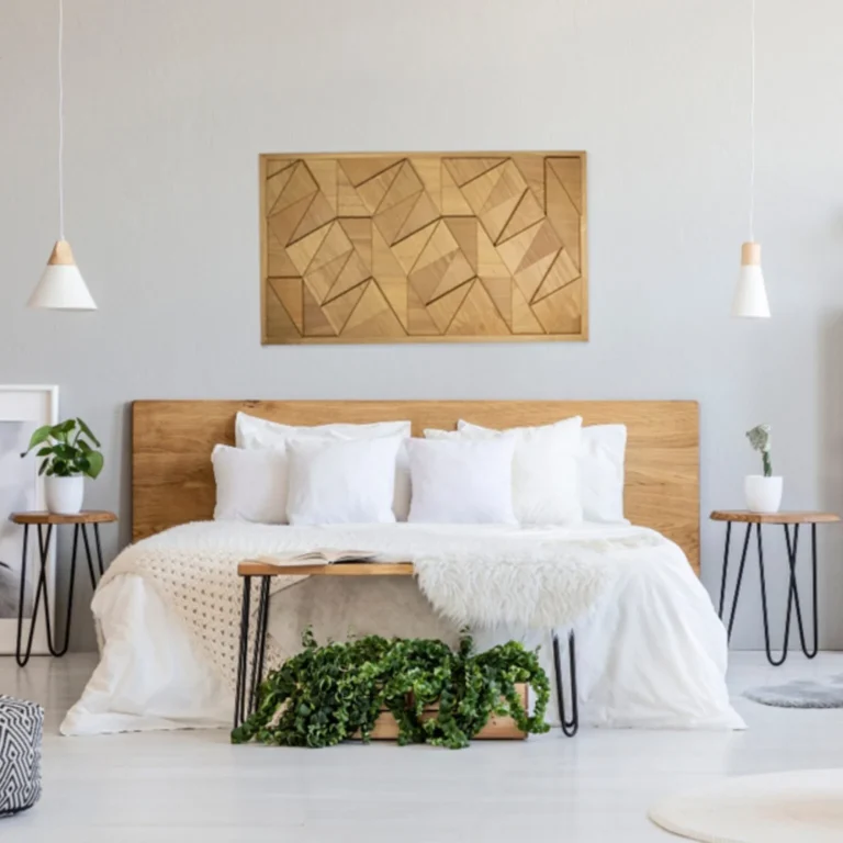 Phòng ngủ sáng với tấm gỗ sồi làm trang trí tường đầu giường