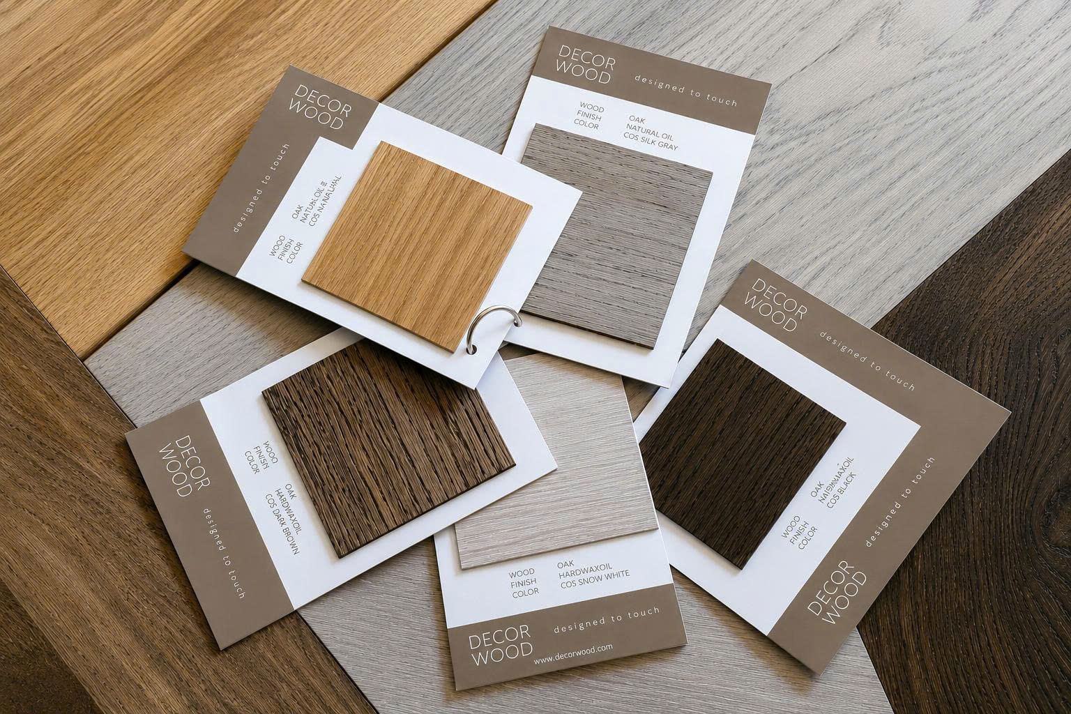 Một bộ sưu tập các mẫu hoàn thiện gỗ sồi và bảng mẫu màu được trưng bày trên các tấm ốp tường hình học lớn.