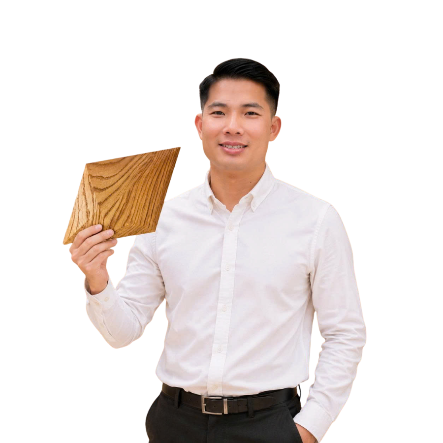 Một người phụ nữ giới thiệu hai tấm ốp gỗ sồi 3D hình vuông (họa tiết Square và Pillow), thể hiện sự khác biệt về kỹ thuật phay và vân gỗ.
